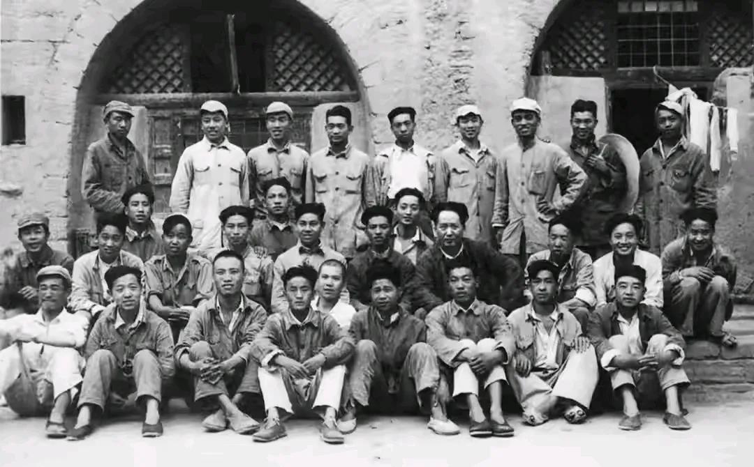 1947年3月，毛泽东率党中央转战陕北，几次过黄河机会，毛泽东坚持不走。他说，我