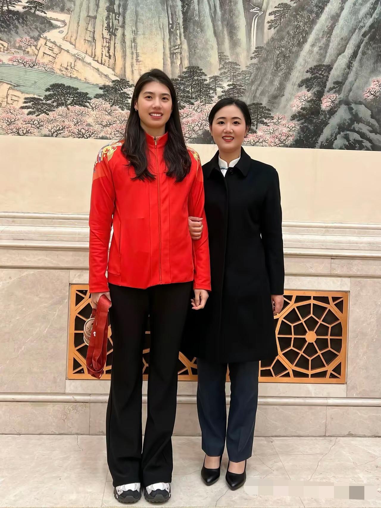 陈雨菲我认识，旁边是不是体制内的领导