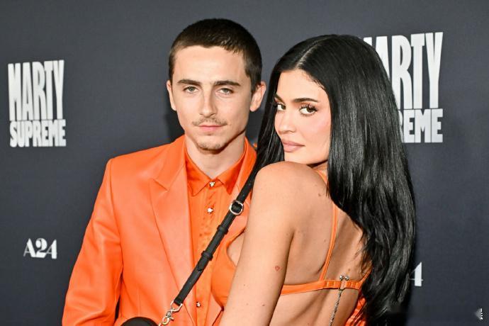 甜茶金小妹橙色情侣装甜茶金小妹秀恩爱 据外媒，“甜茶”提莫西·查拉梅和女友“金小