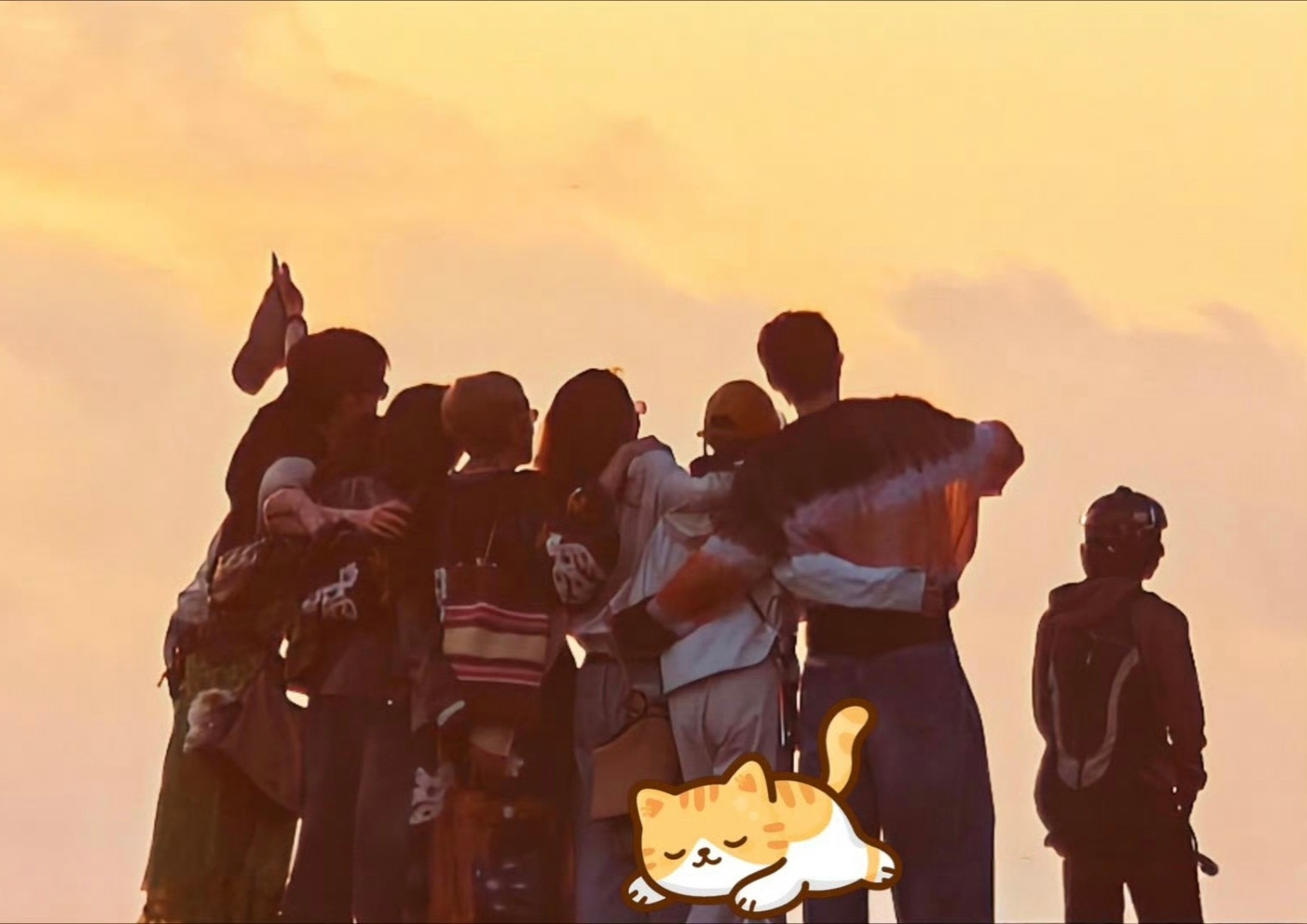 卧槽 哥哥大宽肩背影太帅了吧～私服颜色和晚霞🌅好应景