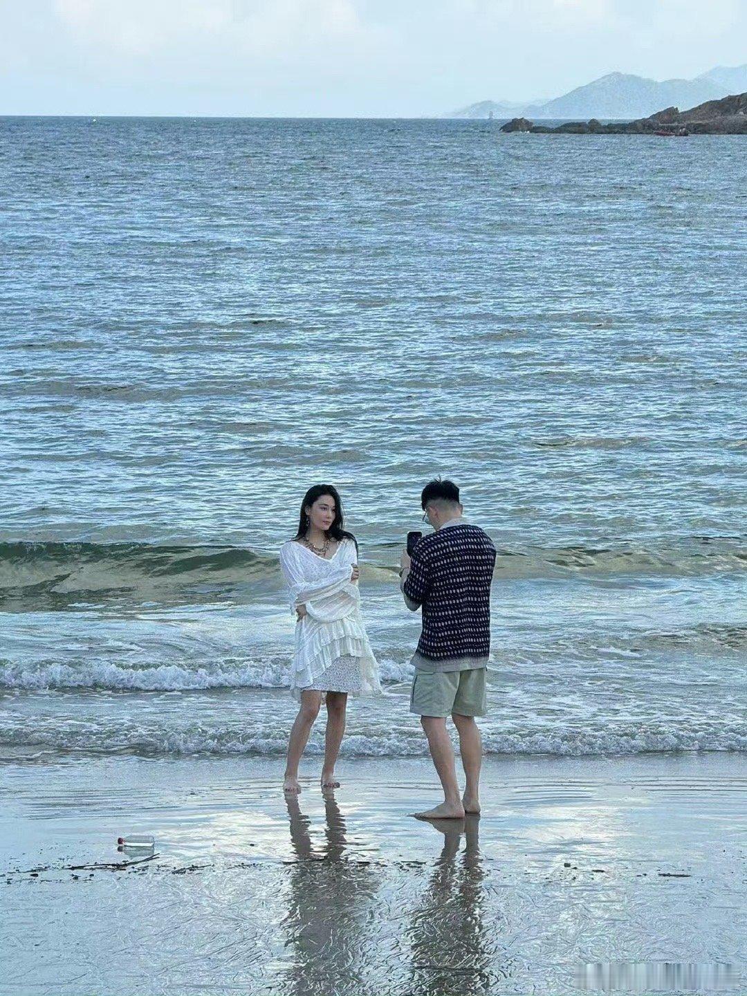 #张馨予何捷海边拍照##张馨予[超话]# 就属何捷这小子嫁得好，老婆漂亮气质，而