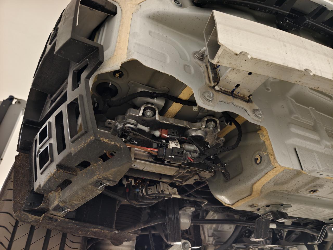 便宜车还是建议尽量别选带空悬的版本，左右后角布置了气泵、气罐等组件，一旦被追尾造