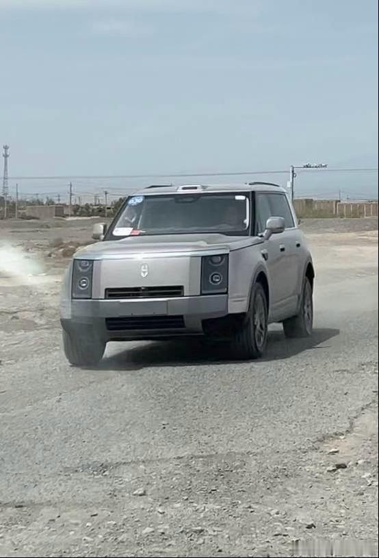 又一批享界G9的路试图曝光金色质感很好，但我还是更喜欢图二这个深绿色 