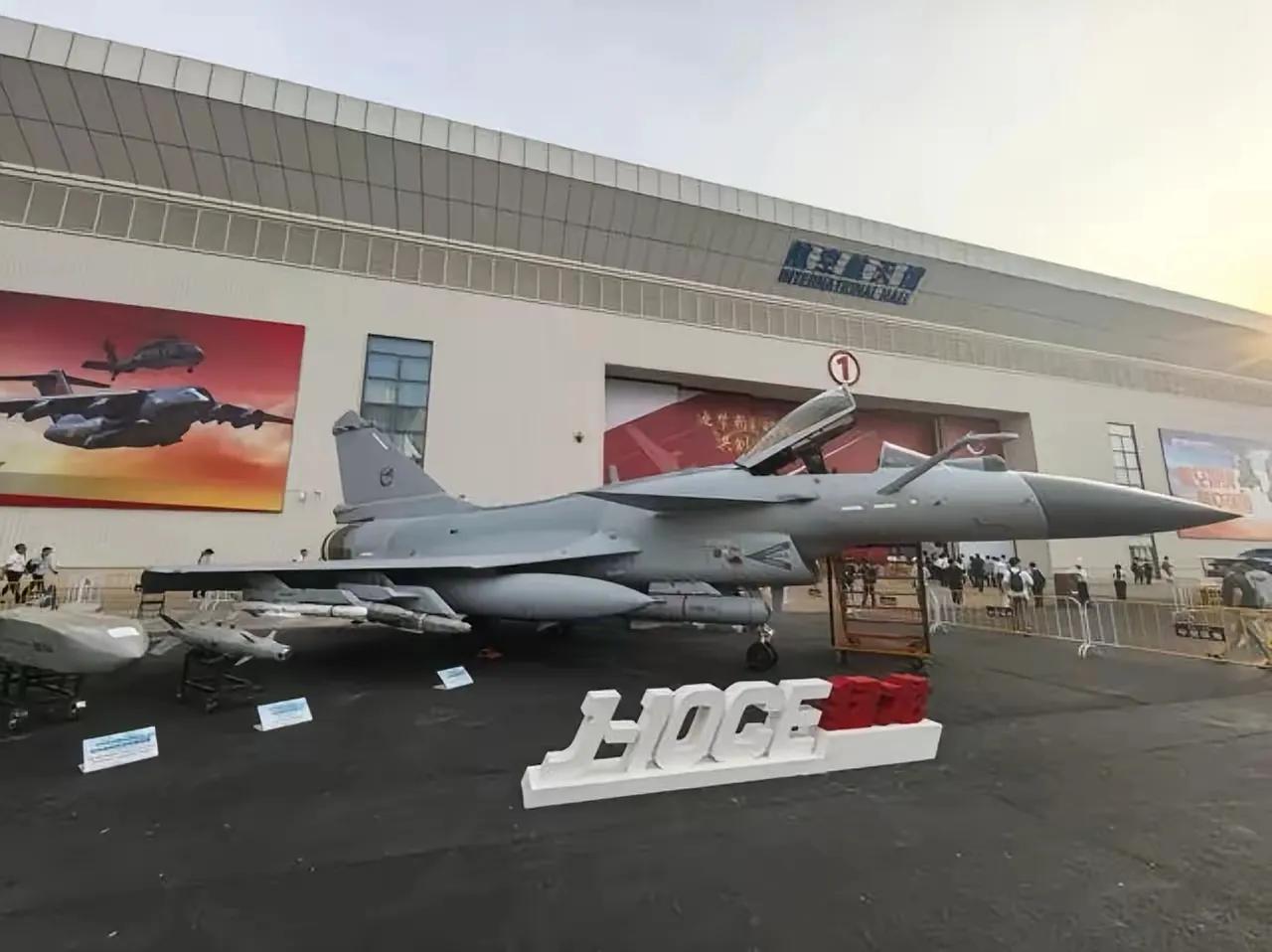 歼10cE将迎来高光时刻！
印巴冲突的一场空战，让在珠海航展蒙着雨布，静静地躲在