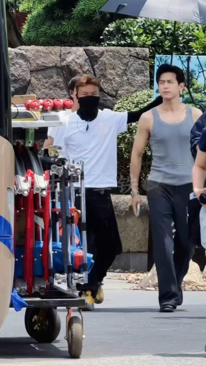 李现新路透有点太帅了完美的头肩比和胸肌腰线 