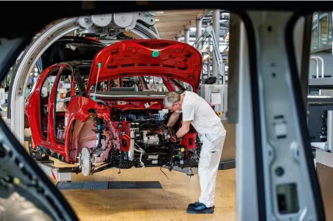 全球第二，历史首次！
今天，大众汽车88年历史上，首次关闭本土工厂。
大众，德国