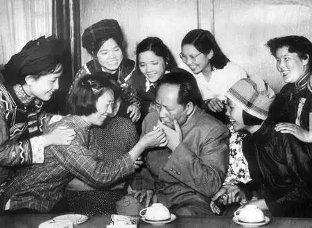 一张珍贵的抓拍：1957年，毛主席在休息室内与一群青年人亲切交谈时、掏出一支香烟