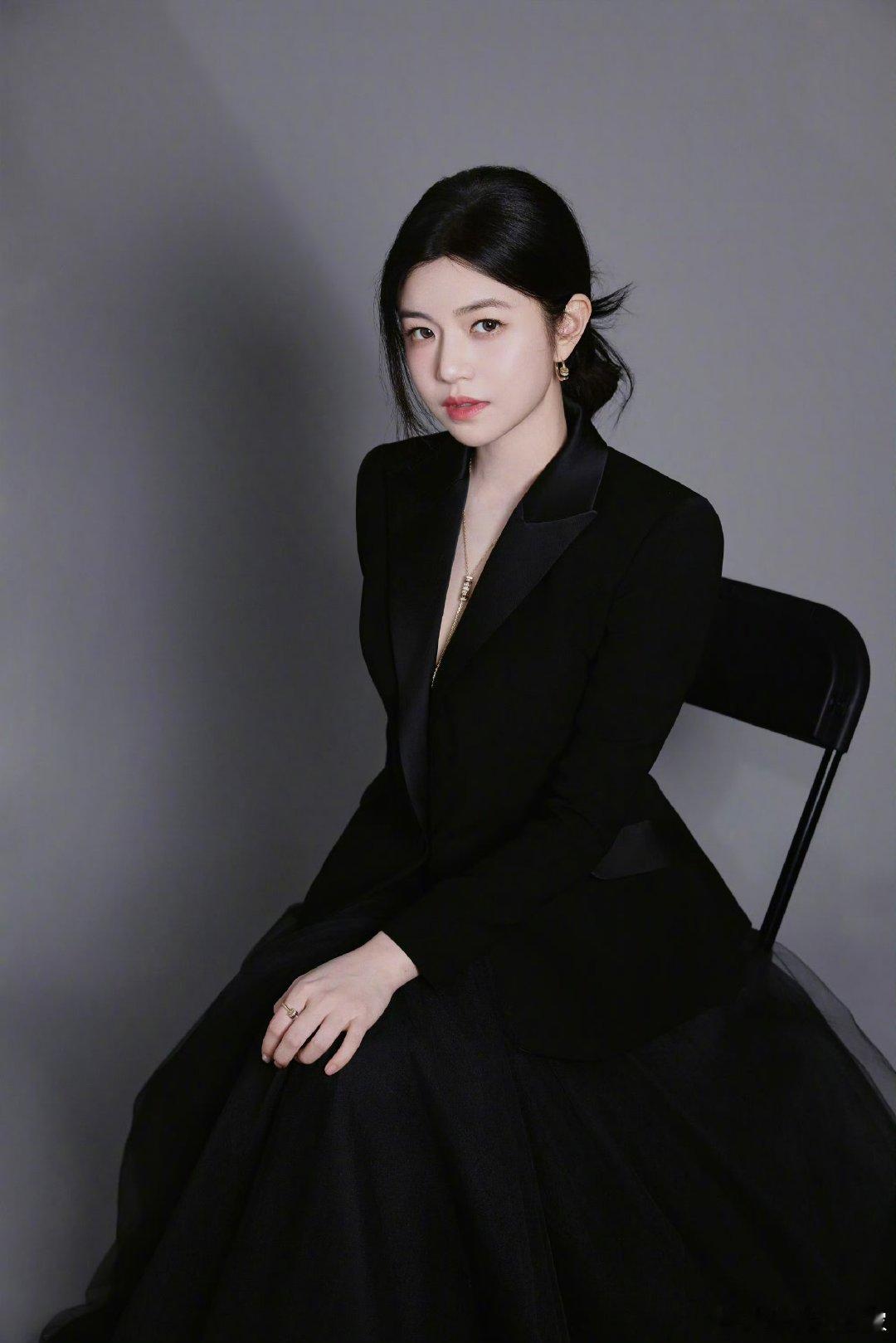 陈妍希给粉丝展示美甲 有求必应的陈妍希也太圈粉了！粉丝的小要求马上满足，展示美甲