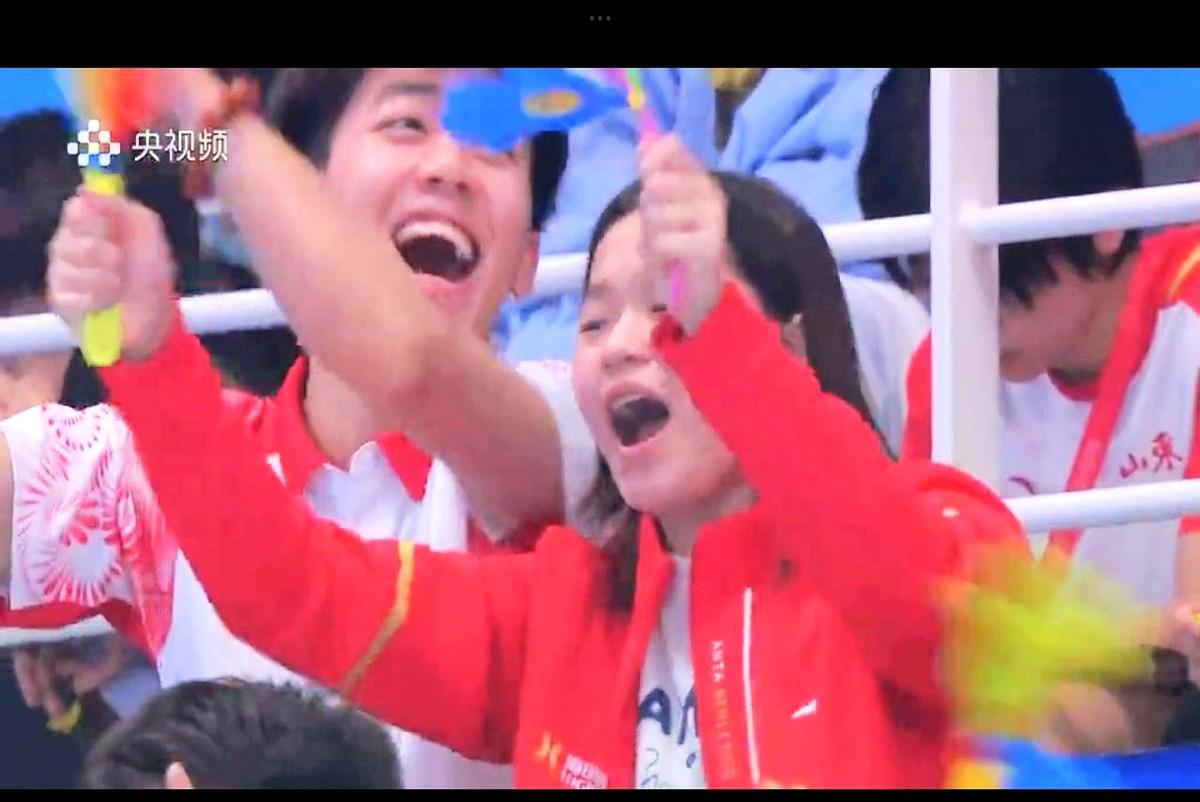 全红婵不跳也上热搜！

她把师兄陈艾森摇成表情包，就为给谢佩铃喊一句“好”。
