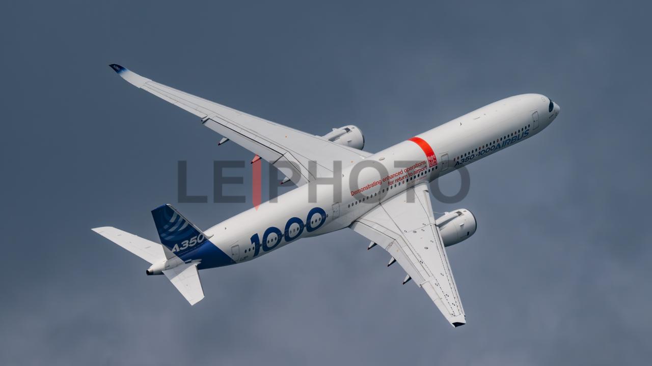 这是一架空客最新的A350-1000型飞机。照片刚修出来给儿子看时他说，这是在空