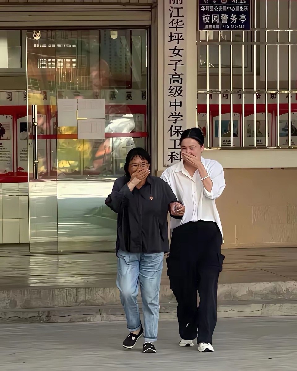 原来宋佳是真的实地考察过张桂梅 ​​​