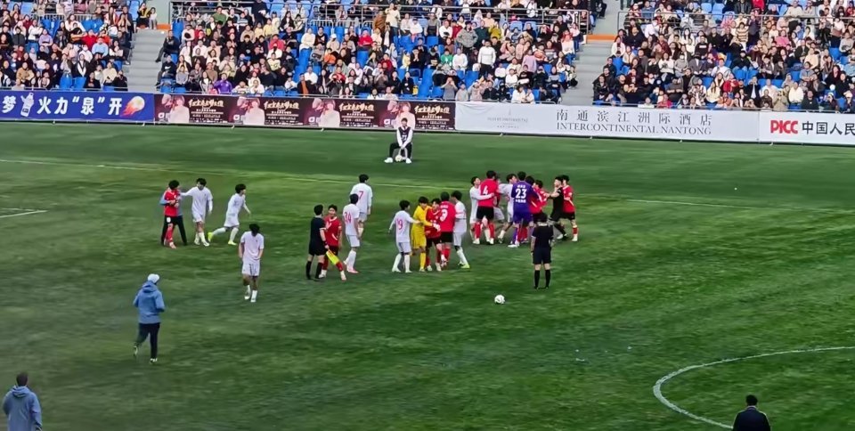 南通海港热身赛爆发冲突1南通和海港U21热身赛直接干起来了，补时阶段从拼抢变全武