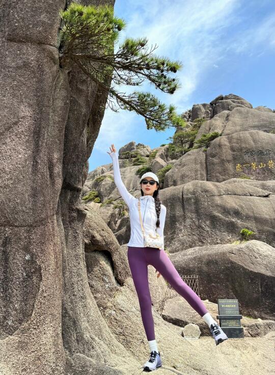 爬安徽黄山的lululemon女孩儿