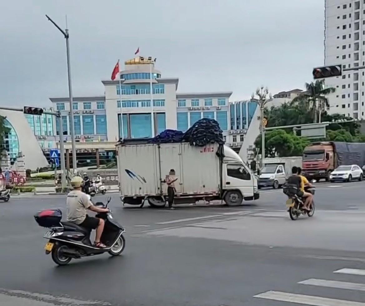 5月17日，网友反映：玉林福某一辆载成衣的货车坏在红绿灯路口。 玉林