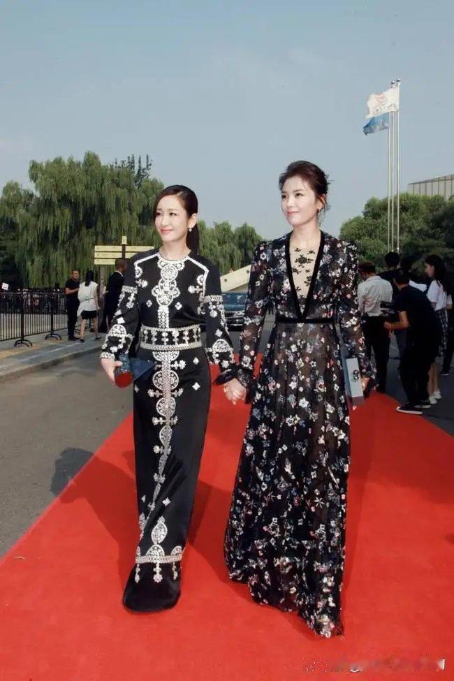 刘涛和秦海璐站一块儿简直不像四十好几，保养得也太好了吧！ ​​​