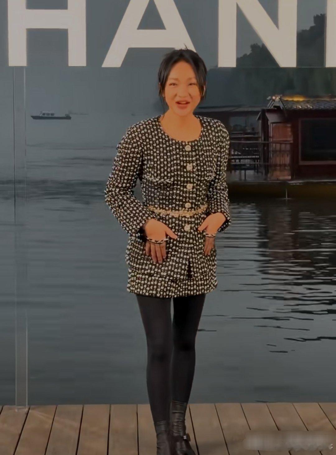 周迅这个年纪了，但是状态真的超级好呢。她在香奈儿大秀上就像是从画里走出来的精灵?