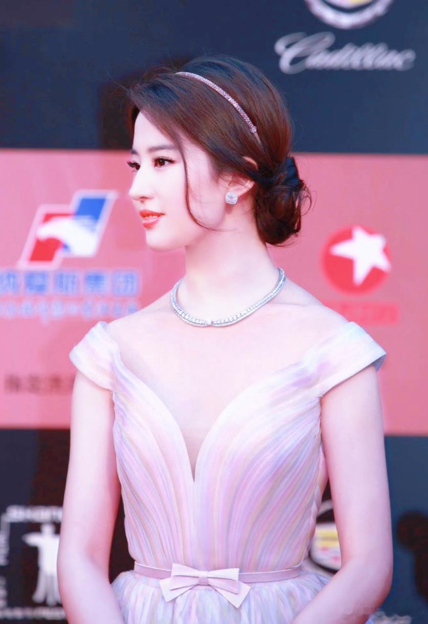 刘亦菲[超话]  刘亦菲礼服👗刘亦菲红毯刘亦菲宝格丽刘亦菲 ​​​