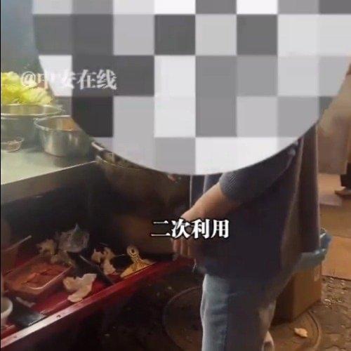 最近成都春熙路又出大事了！一对游客情侣在夜市吃串串火锅时，眼睁睁看着老板把隔壁桌