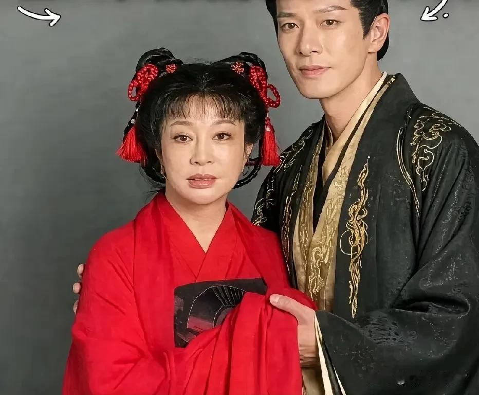 这张剧照是《锦绣安然》中的男女主人公。

男演员叫金咖，80年出生，女的就不用介