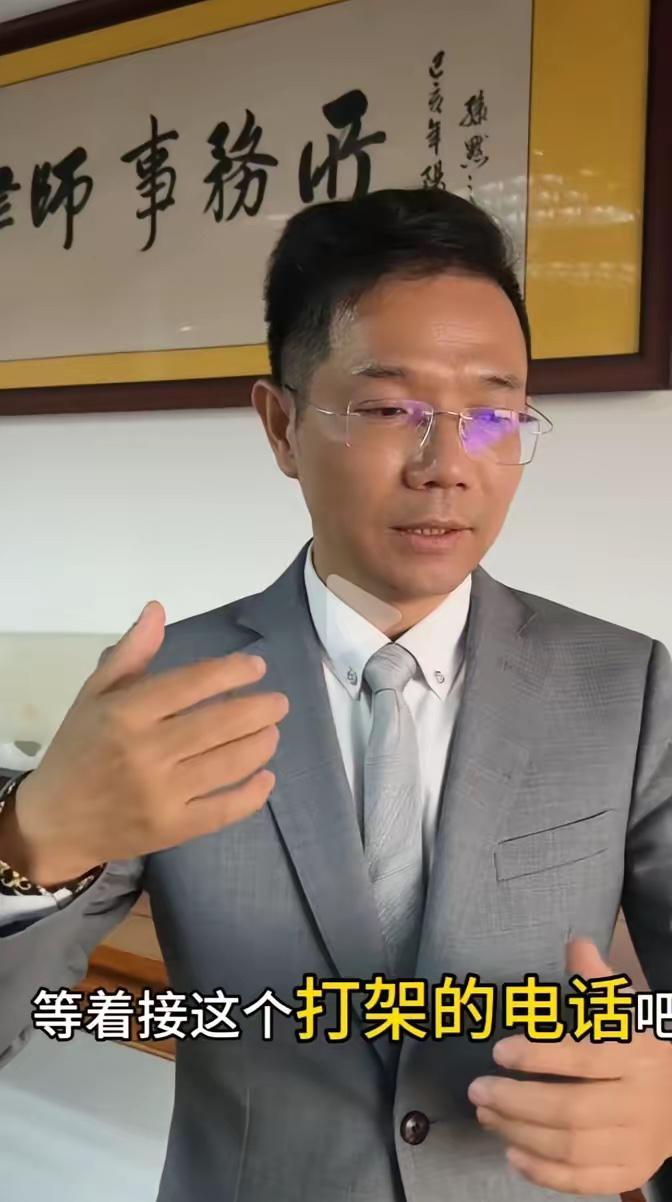 山西狗咬人引发命案里，申家姐姐这招真绝！
弟弟摔死狗后全家躲派出所报警，对方撂狠