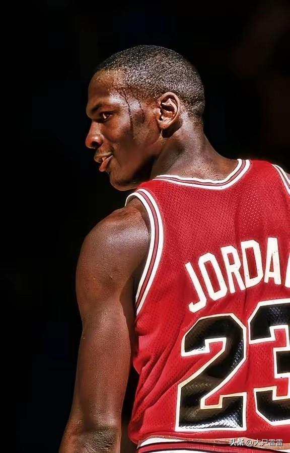 自1987年以来， 单赛季拿3000分的NBA球员只有一个，那就是乔丹老爷子。