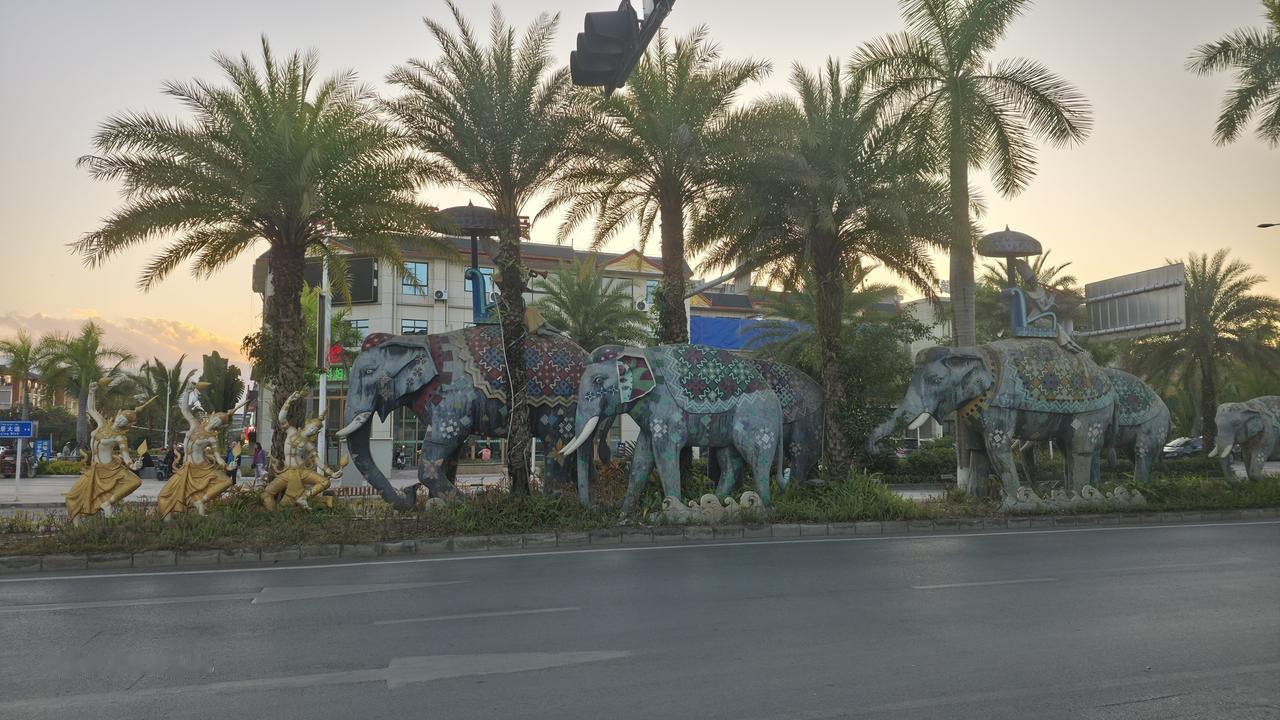 西双版纳对大象情有独钟，满街都是象的雕塑，这也许就是东南亚风情吧。