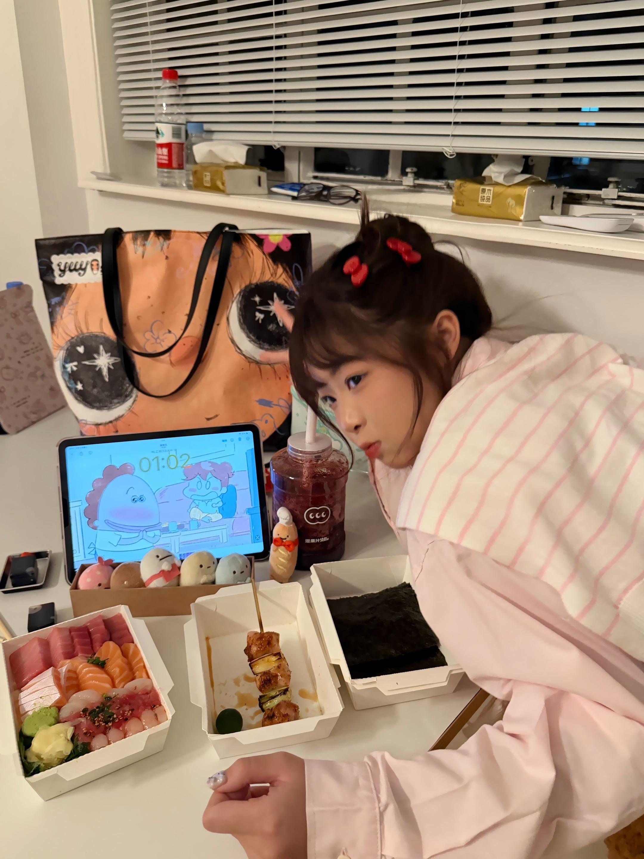 我只想当一个染头发做美甲 每天都漂漂亮亮的然后又有漂亮衣服穿去很多地方...