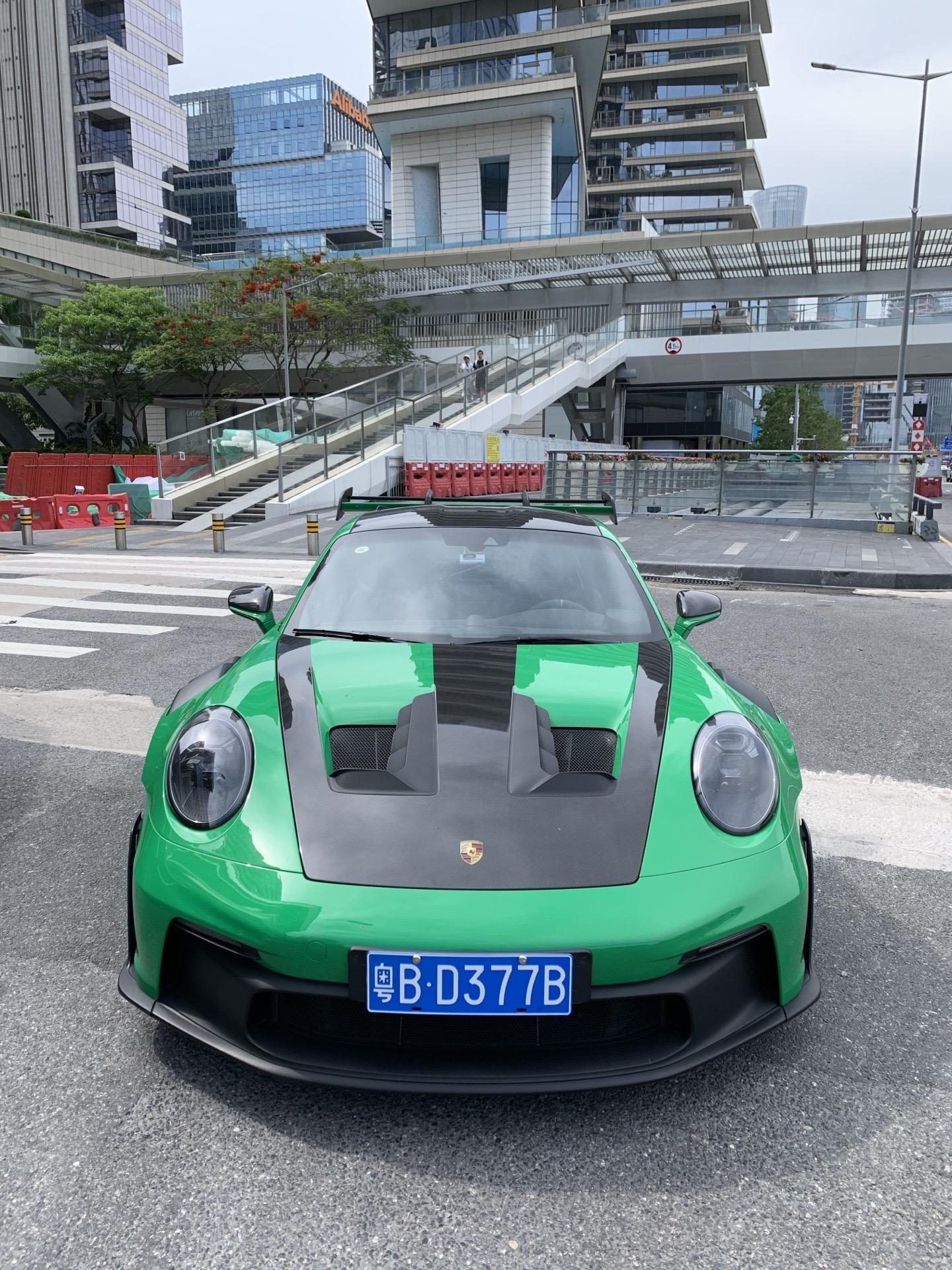 街边大网红的巨蟒绿911 GT3RS，不用我说你们都知道是谁的了