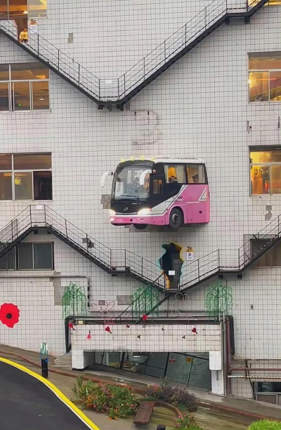 这装修脑洞真大，比起用车尾当窗户的，这个更狠，直接用巴士头加出一间挑空客厅。