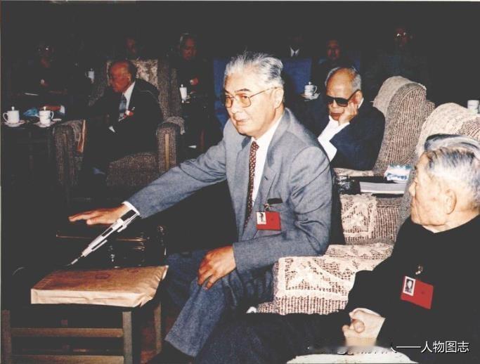 1986年3月，荣毅仁在六届全国人大四次会议上，同代表们一起讨论《关于国民经济和