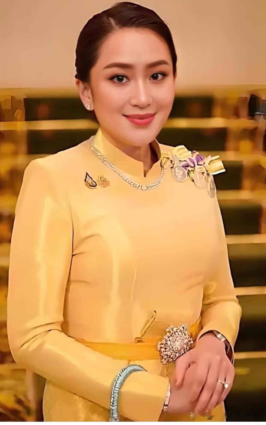 她好美啊，比英拉都要美。乌黑亮丽的头发，浓黑的眉毛，水灵灵的大眼睛，长着一副国泰