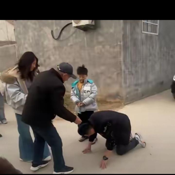 泪目了!1男子过完年，准备带着妻儿外出工作，然而，刚走出院子，他"扑通"一声跪在