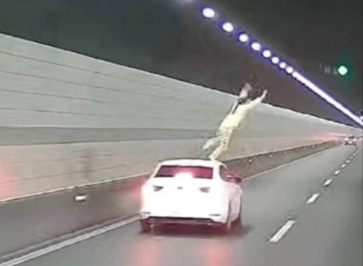 太惊险！女子隧道内跳车逼得货车险些侧翻！隧道内留下了长长的刹车痕，而她跳车后自行