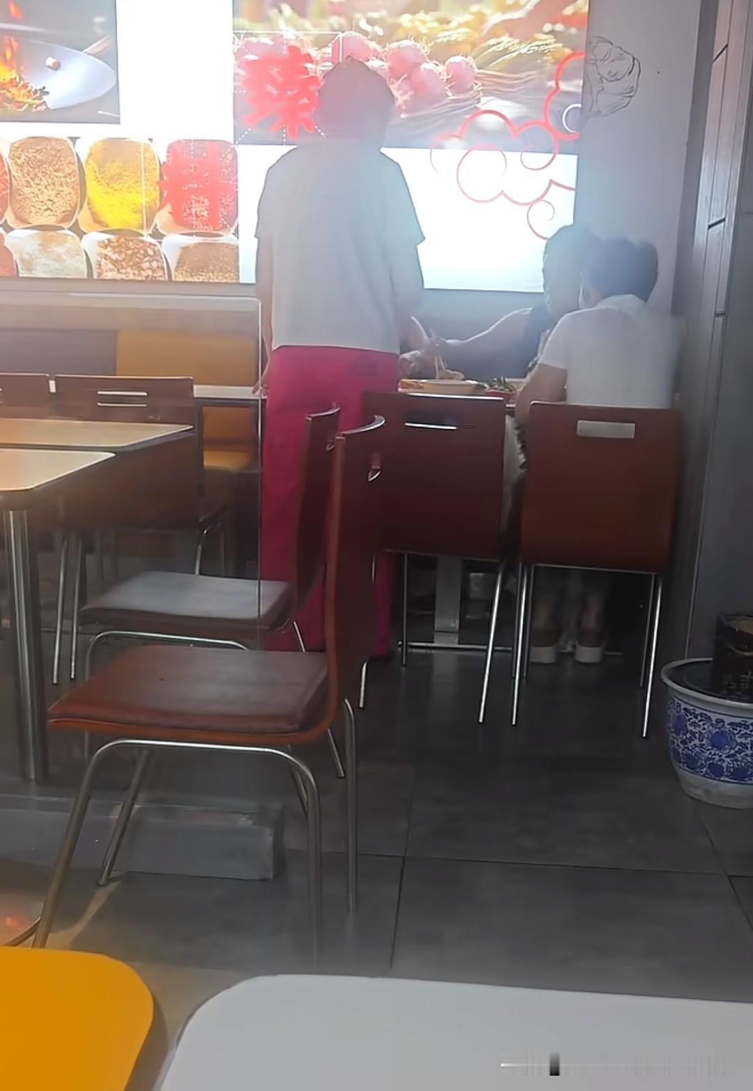 又是狗上桌，这个真忍不了！辽宁一网友在三顿好自助快餐（铁西红星美凯龙店）拍到了狗