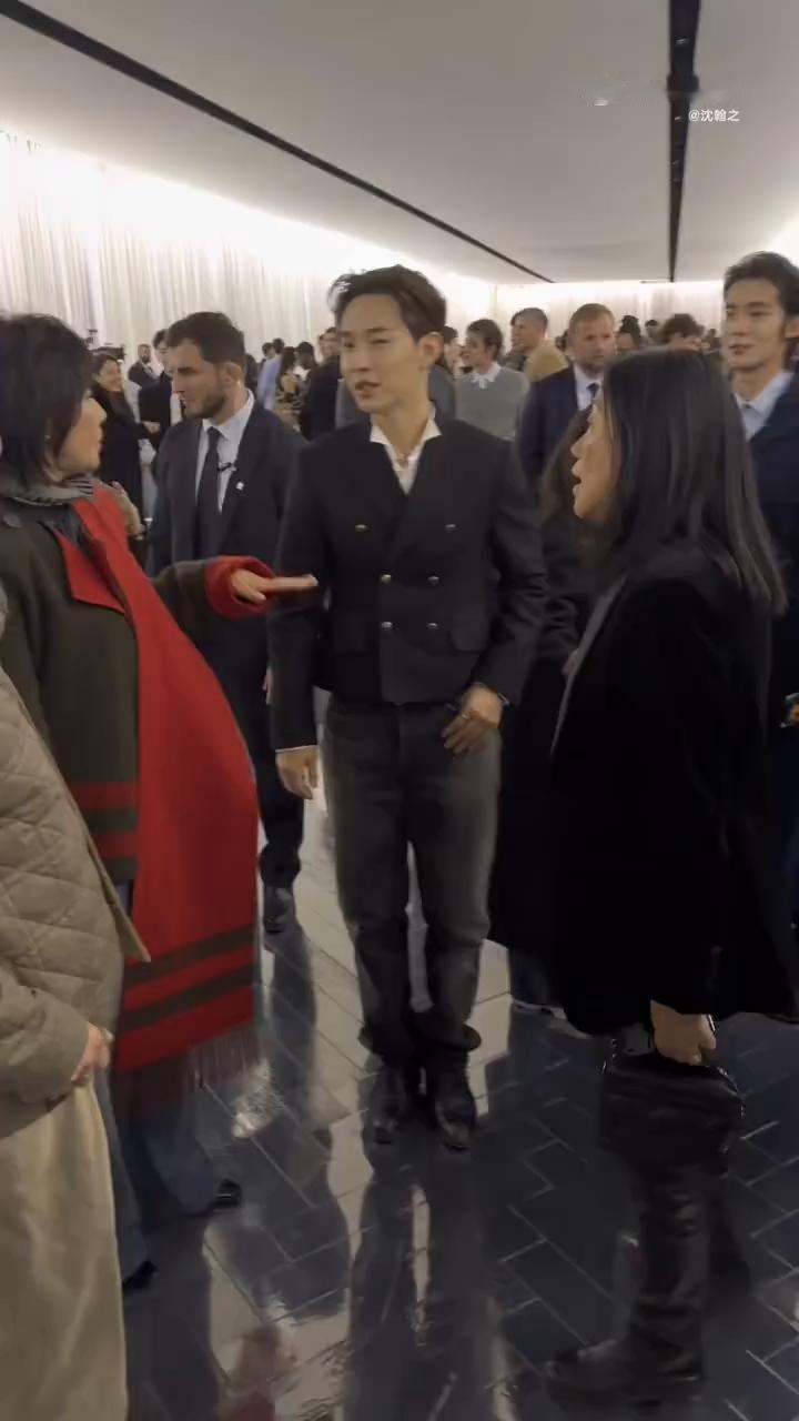 巴黎时装周的星光里，一幅反差感拉满的画面意外戳中大众笑点——刘嘉玲与刘宪华围坐一