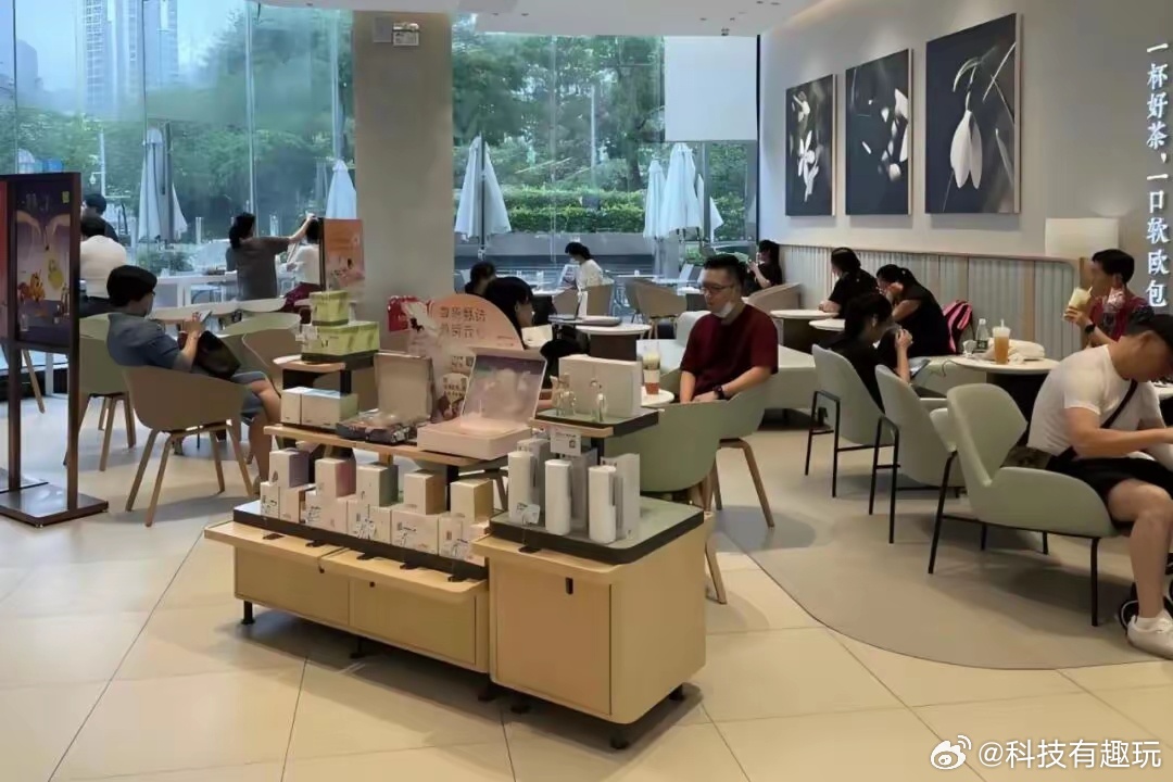 奈雪的茶没人喝了与其说没人喝，不如说大家不再为虚高的溢价买单了，奈雪一直想做茶饮