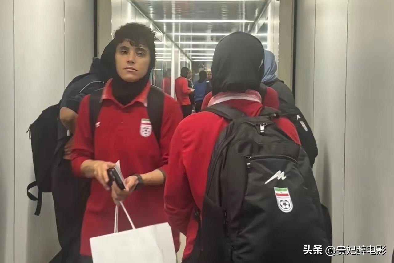 伊朗女足姑娘们已经启程回国，在登机前，又有两名成员拒绝登机。

伊朗女足在国外比