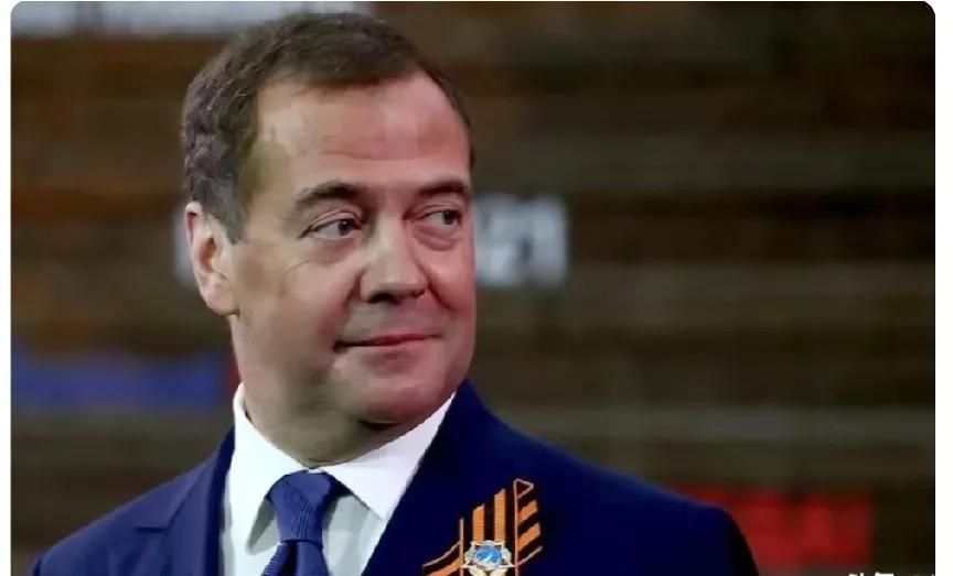 惊世骇俗！俄罗斯安全会议副主席梅德韦杰夫竟公开表示，俄罗斯或许应该考虑向美国的敌