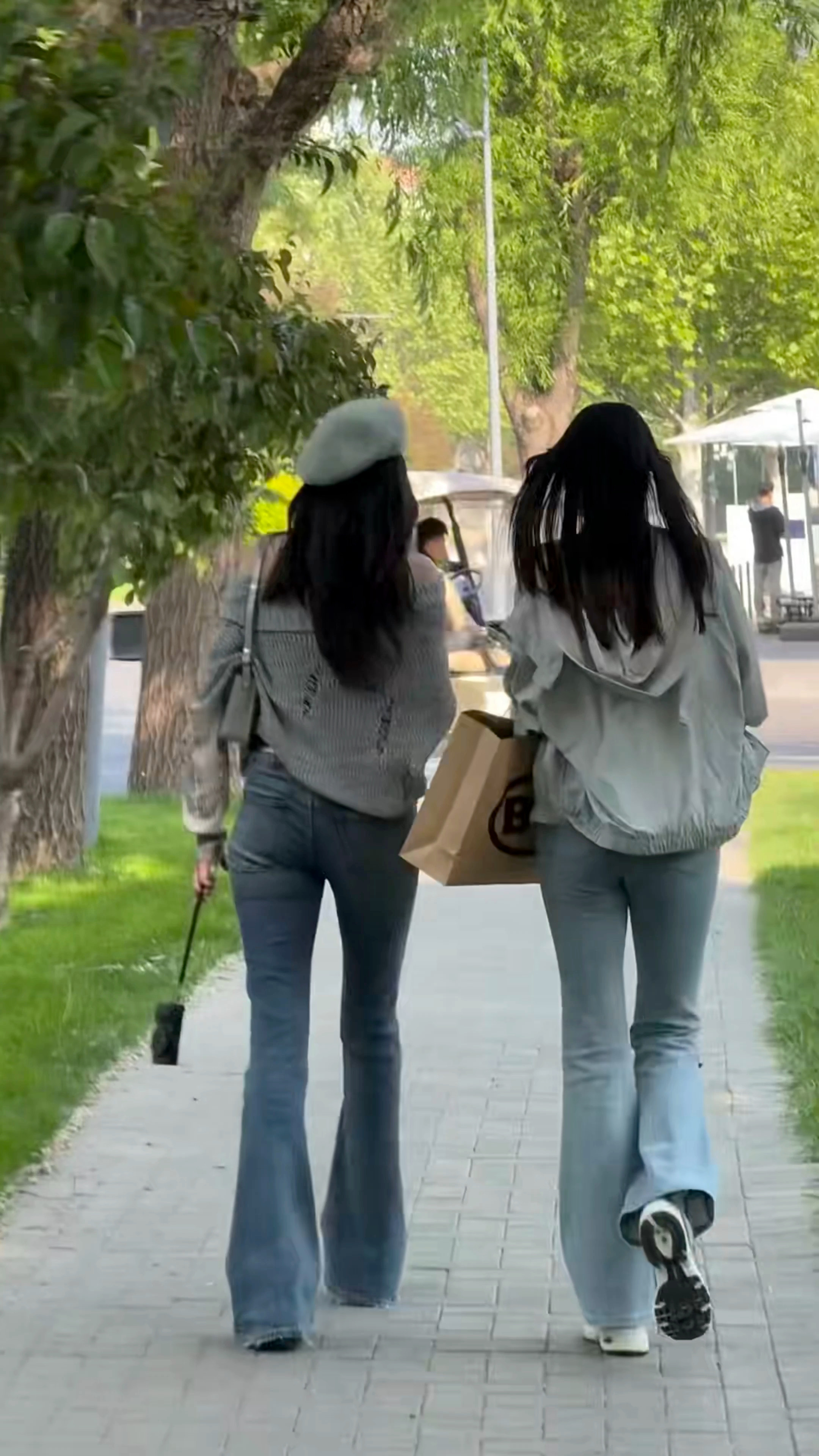 投稿 偶遇王楚然刘令姿 背影一看就是大美女 ​​​