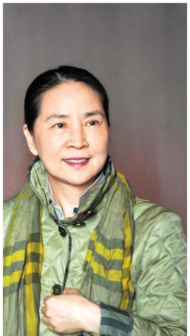 一个拿命拼镜头的硬汉，深夜盯着家里监控，突然红了眼：72岁的林凤娇驼着背，弯腰一