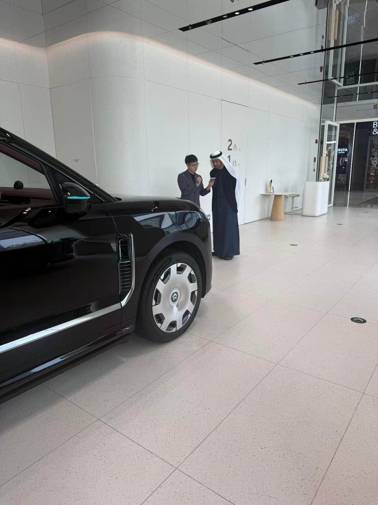 蔚来门店里来了一位大哥。。。我之前去过阿布扎比的门店，里面还在卖二代车。不知道现