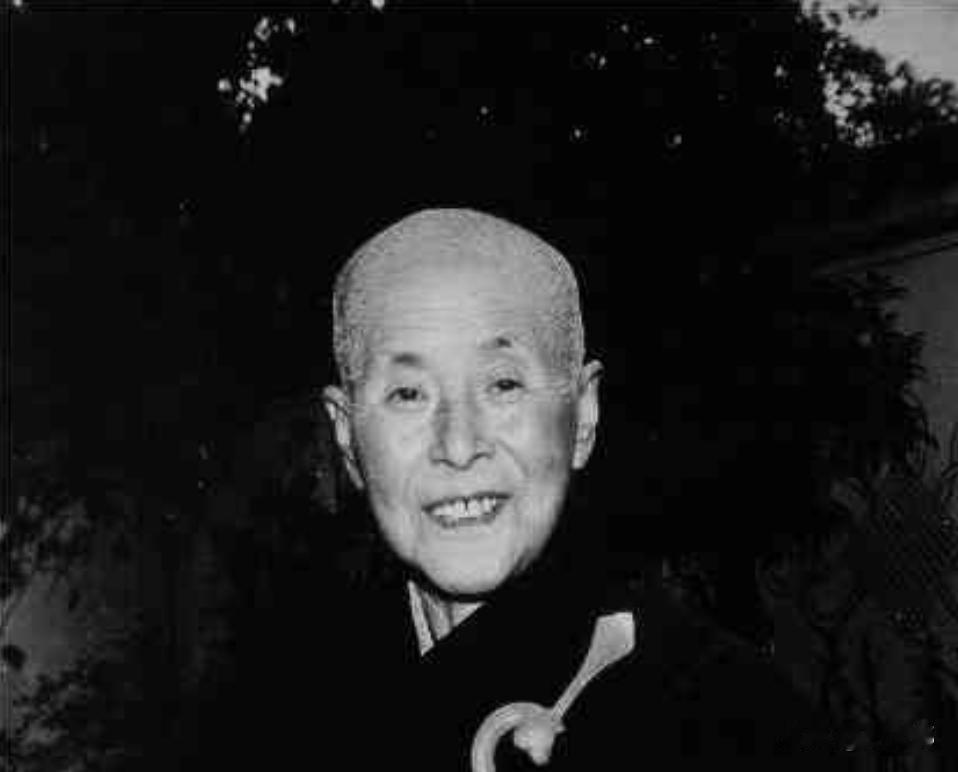 1999 年 1 月 2 日，九华山通慧禅林气氛庄严肃穆。一众弟子环绕陶缸而立，