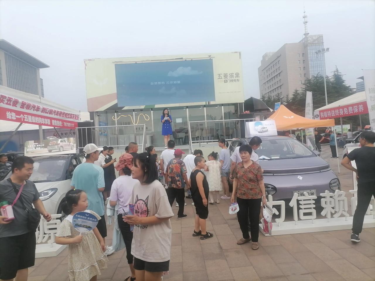五菱、宝骏的宣传特别卖力，车展上缤果、云朵并列展示，问了销售，缤果有送交强险的活