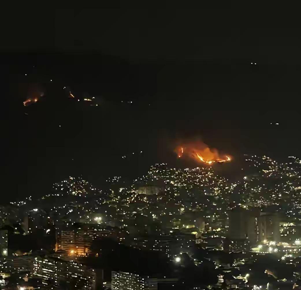 美军凌晨悍然发动入侵，马杜罗下落不明，委内瑞拉首都火光冲天