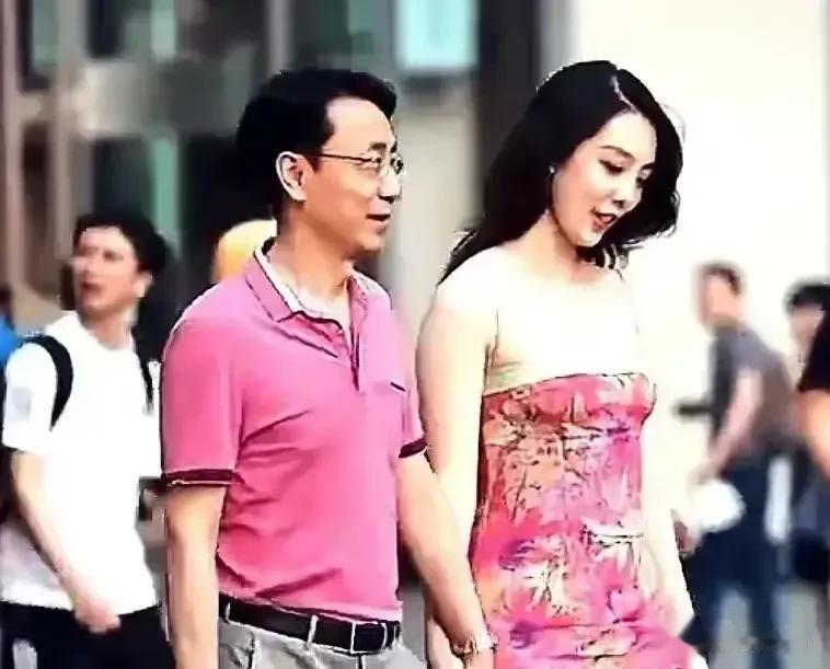 男领导和女下属就没有纯洁的同事关系吗？

为什么有的男领导满脑子都是潜规则？为什