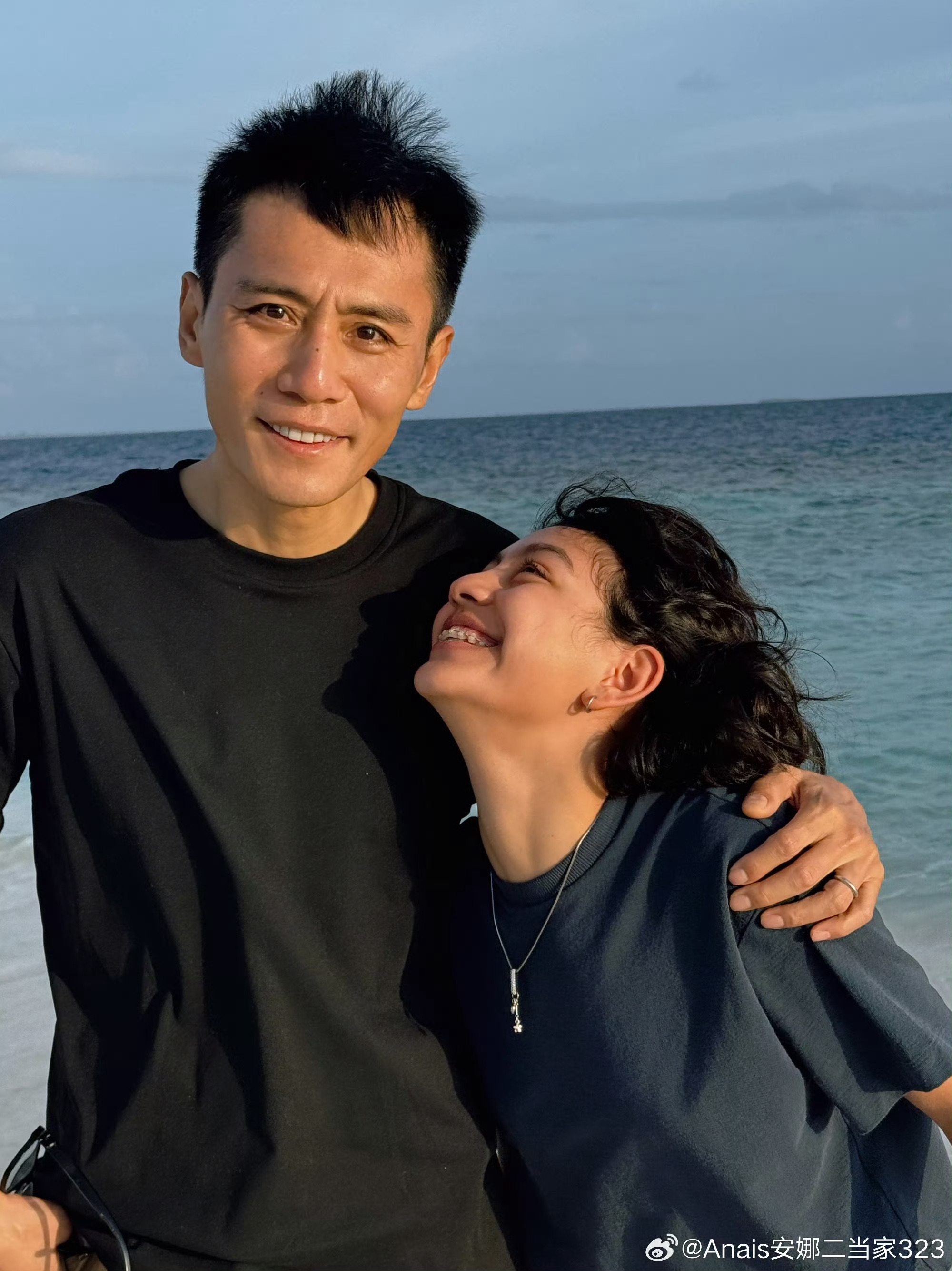 刘烨48岁生日全家福23日， 发文为庆48岁生日，并晒出全家福：“生日快乐我的爱