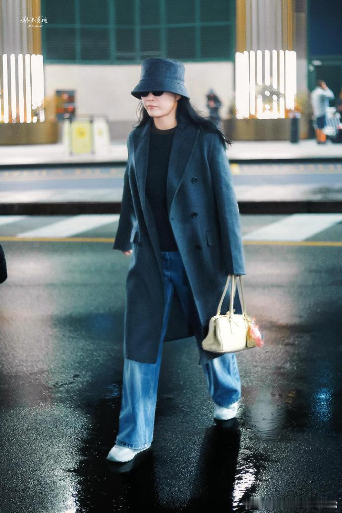 贾玲大气贾玲从喜剧到氛围感女神，这蜕变简直绝了，背头大耳环+精英气场，这大气的美