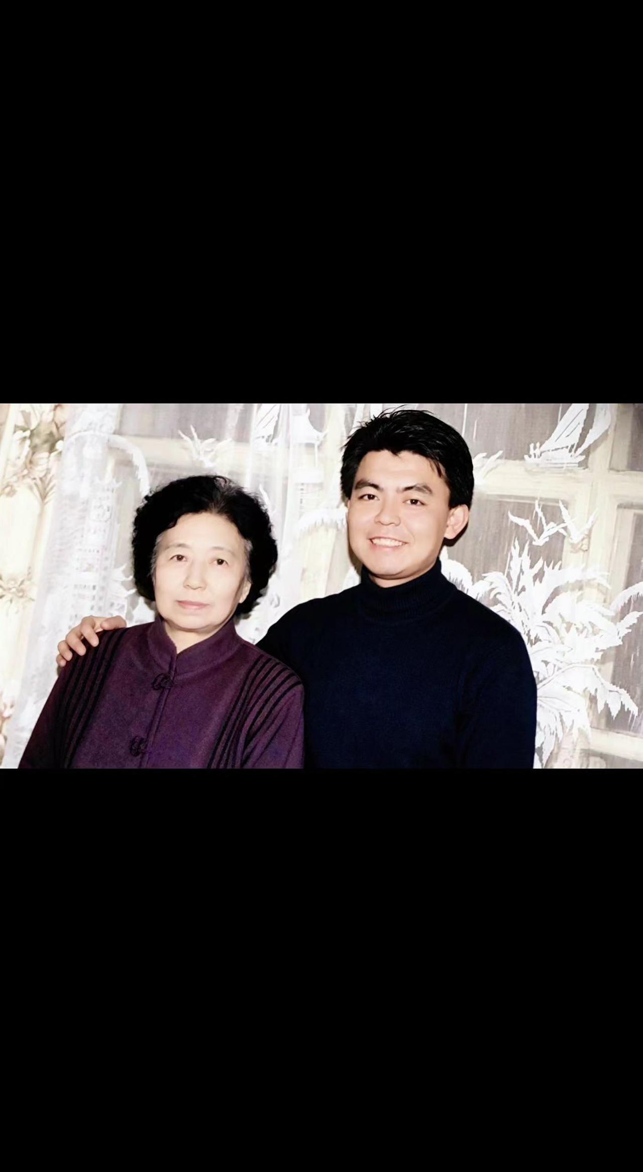 📸老照片里的时光呀～妈妈的皱纹是岁月织的锦，儿子的肩膀已能撑起一片天🌱 爱从