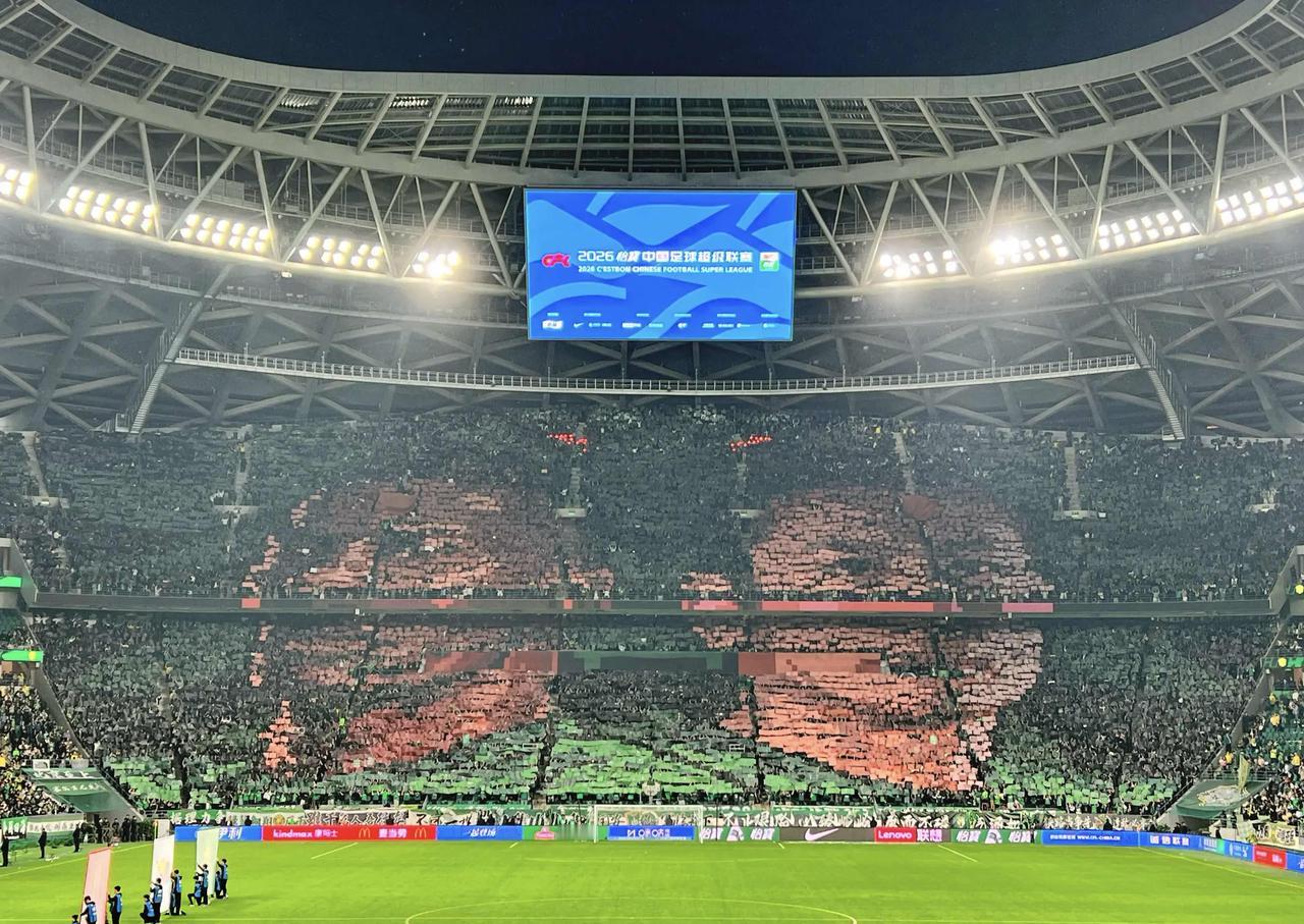 虽然1:2不敌成都蓉城，但工人体育场的巨型Tifo真是让人震撼，展示了他们的当家