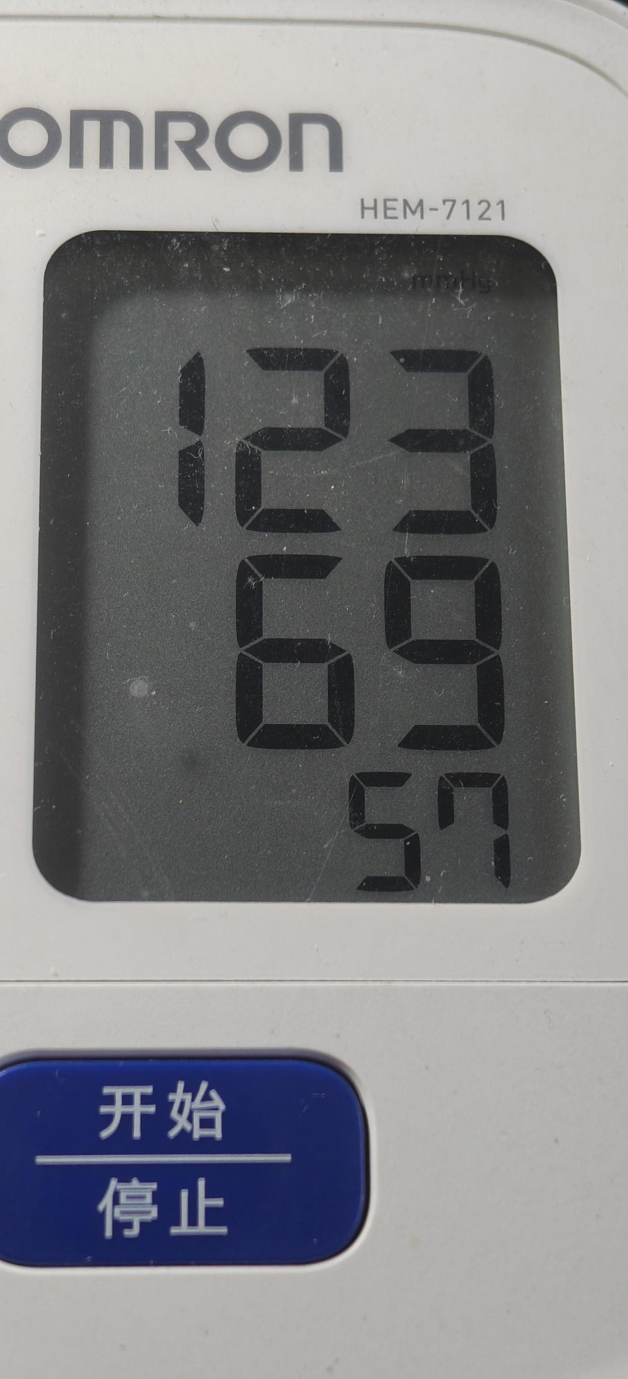 这就是我今日量的血压和心率，血压正不正常我也不知道，据专家说心率要在每分钟80到